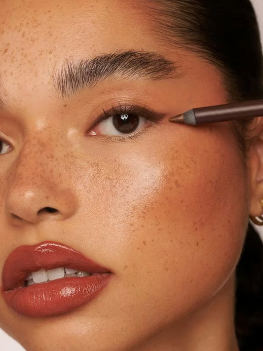 AquaFix 24H Eyeliner – Der geschmeidige Stift für Tightlining und wischfeste 24-Stunden-Looks